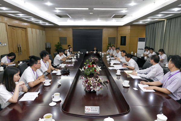 海協(xié)會(huì)會(huì)長(zhǎng)陳德銘在北京會(huì)見(jiàn)了前來(lái)北京參加第四屆“清華-頂新兩岸領(lǐng)袖生計(jì)劃”的兩岸大學(xué)生 海協(xié)會(huì)會(huì)長(zhǎng)陳德銘在北京會(huì)見(jiàn)了前來(lái)北京參加第四屆“清華-頂新兩岸領(lǐng)袖生計(jì)劃”的兩岸大學(xué)生