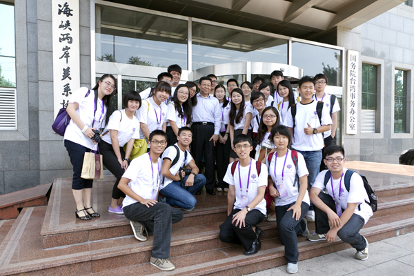 陳德銘會(huì)長(zhǎng)與參加第四屆“清華-頂新兩岸領(lǐng)袖生計(jì)劃”的兩岸大學(xué)生座談 陳德銘會(huì)長(zhǎng)與參加第四屆“清華-頂新兩岸領(lǐng)袖生計(jì)劃”的兩岸大學(xué)生座談